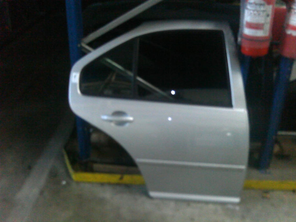 Usa stanga spate lovita Volkswagen Bora