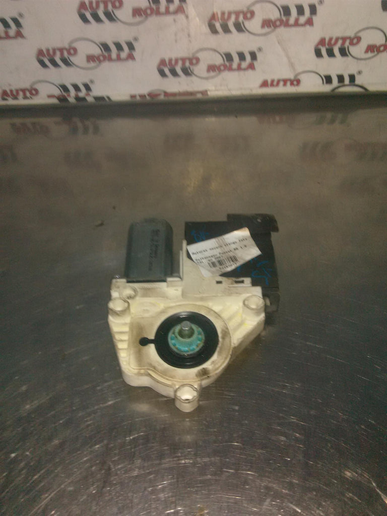 Motoras macara stanga fata Volkswagen Passat B6 1.9 tdi, an 2007