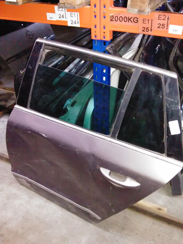 usa stanga spate completa lovita Skoda Superb combi, an 2011