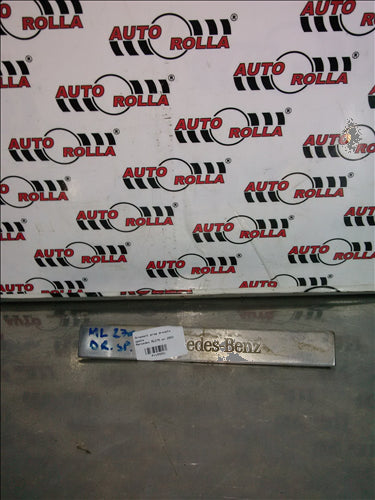 Ornament prag dreapta spate Mercedes ML270 an 2003