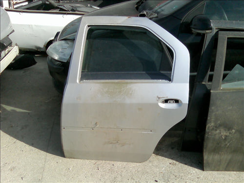 usa stanga spate goala lovita Dacia Logan