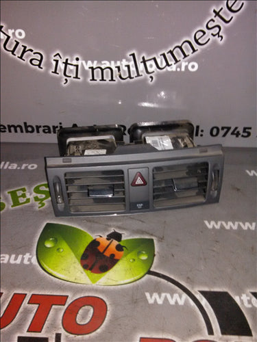buton avarii si grila bord Mercedes Cclass W204, kompresor, an 2009