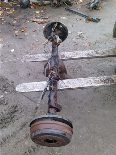 butuc roata stanga spate Nissan Navara, an 2005