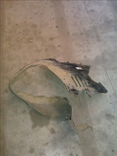 aparatoare noroi stanga fata Mitsubishi Pajero 3 3.2DID an 2006